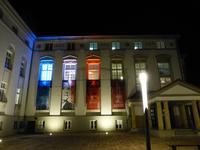 Trikolore schmückt das Theater für "André Chénier"