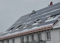 Kälte beeinträchtig die Leistung von Solaranlagen weniger als extreme sommerliche Hitze.