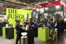 Pfalzwein-Stand auf der ProWein mit g.U. Marktplatz - 63 Betrieben und geführten Verkostungen