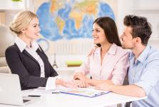 Urlauber holen sich Support im Reisebüro