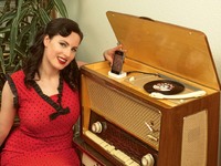 Eine Sensation für Vintage Fans: 50er/60er-Jahre Radios spielen jetzt auch Musikdaten!