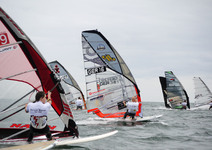 Deutscher Windsurf Cup startet am Schönberger Strand: Bernd Flessner entscheidet Duell der Meister für sich
