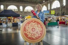 Christa Rigozzi präsentiert den 1. August-Emmentaler im Hauptbahnhof Zürich