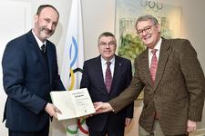 TU-Forschungsgruppe Olympia übergibt olympische Schriften des IOC-Gründers Pierre de Coubertin an IOC-Präsident Thomas Bach