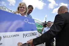 Urlauberin aus Berlin ist zweimillionster Fluggast 2012 in Burgas