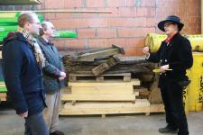 BETRIEBSBESUCH Wirtschaftsdezernent Mischak bei Holzbau Clemens Schneider