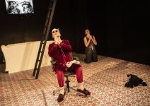 Zwei traurige Clowns suchen den Sinn des Lebens