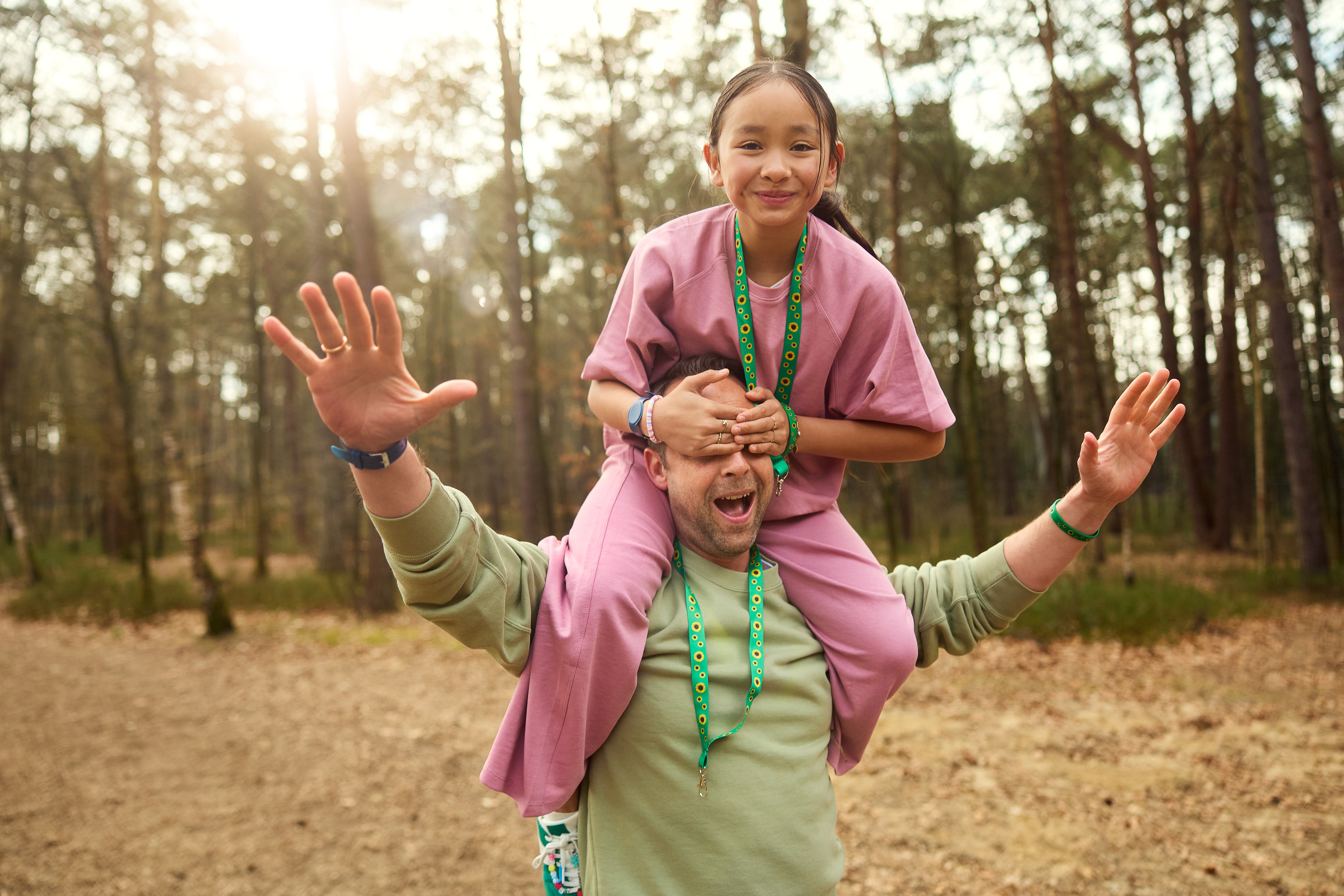 Sonnenblumen-als-Signal-Center-Parcs-bietet-G-sten-mit-nicht-sichtbaren-Beeintr-chtigungen-Sunflower-Lanyards-an