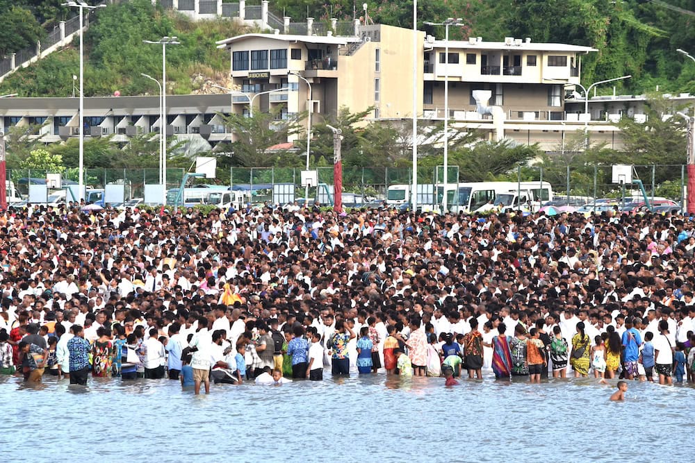 5.000 Lassen Sich Am Strand Der Hauptstadt Von Papua-Neuguinea Taufen ...