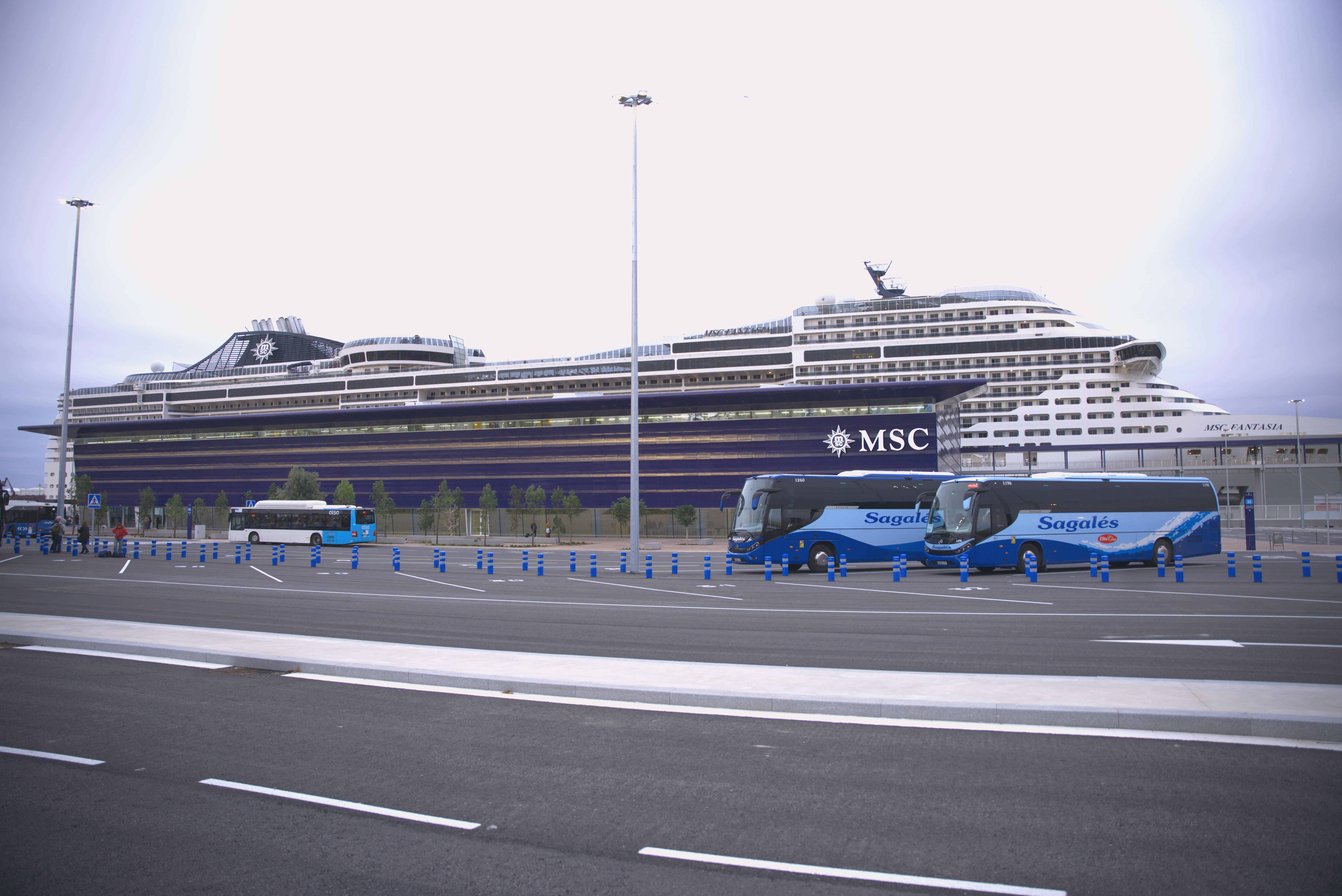 Das neue Kreuzfahrtterminal von MSC Cruises in Barcelona begrüßt seinen ersten Gast, MSC Cruises