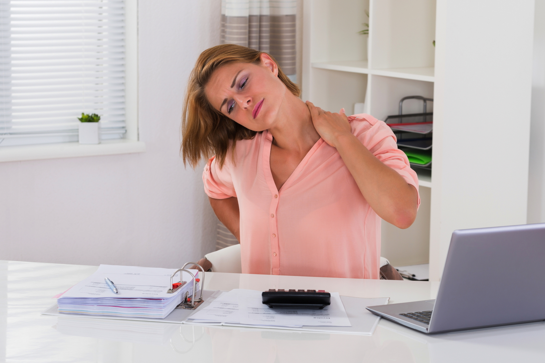 Уставшие плечи. Уставшая женщина в офисе. Женщина усталость. Стресс сидя за компьютером. Боль в спине за компьютером.