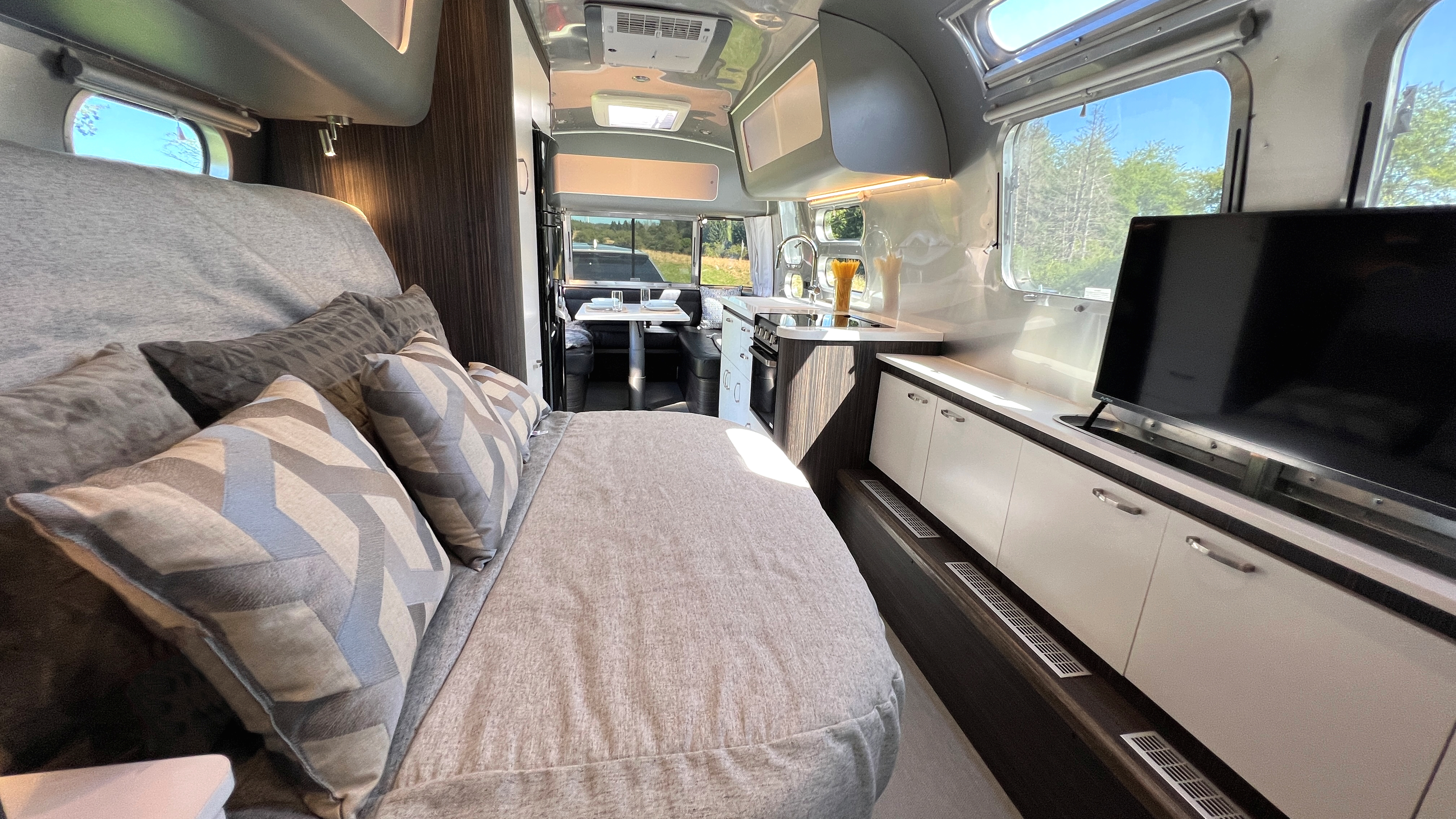 Neuheiten auf dem Caravan Salon 2023: Airstream Germany präsentiert  Luxus-Wohnwagen mit Komfortbad und Küche mit Ofen - CamperStyle.net