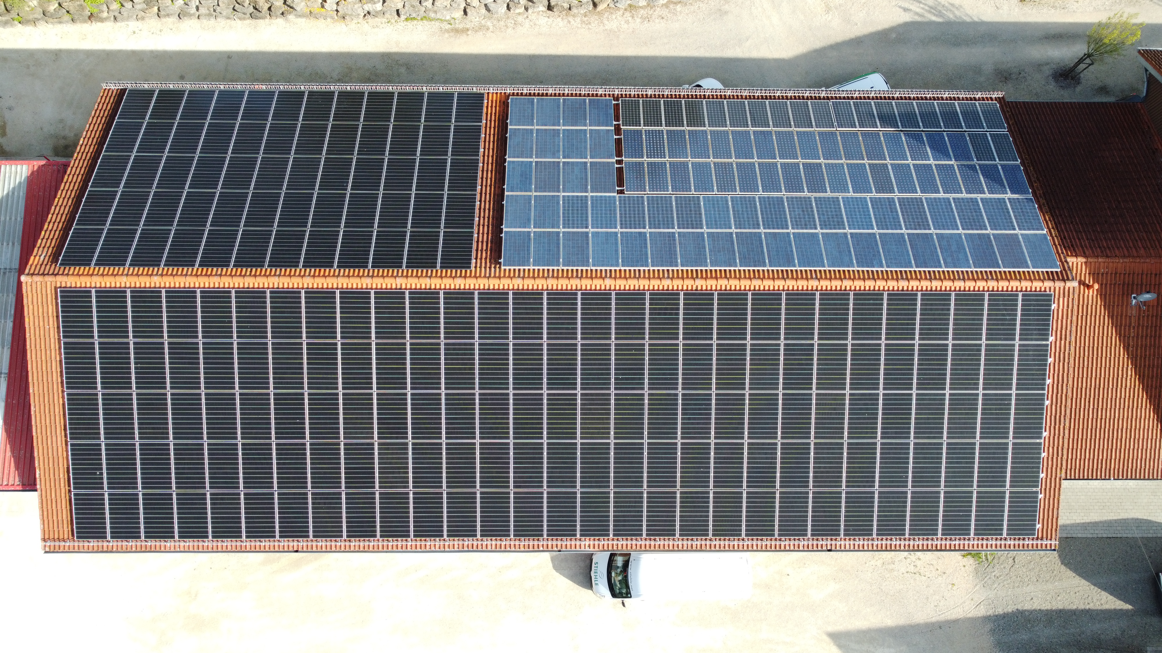 Energieautark-im-Eigenheim-Wie-Familien-mit-Photovoltaik-W-rmepumpe-und-Speicher-dauerhaft-Stromkosten-senken