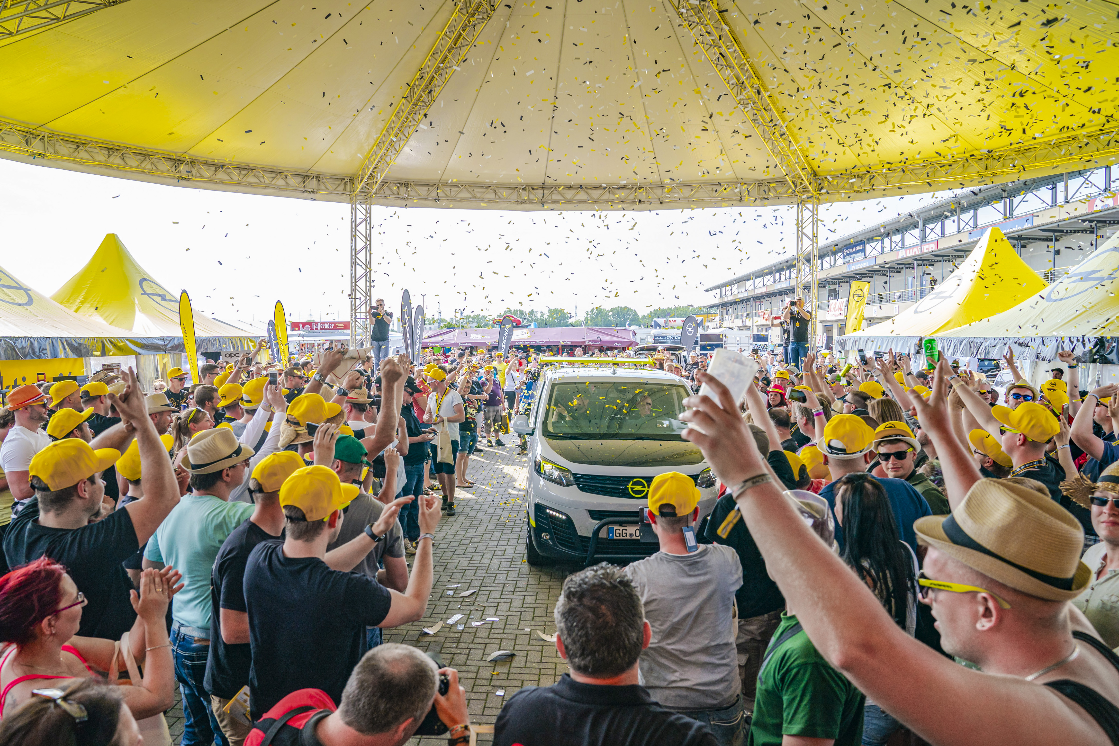 O Team Zafira Life Begeistert Von 50 000 Opel Fans Gefeiert Opel o-team-zafira-life-begeistert-von-50-000-opel-fans-gefeiert-opel