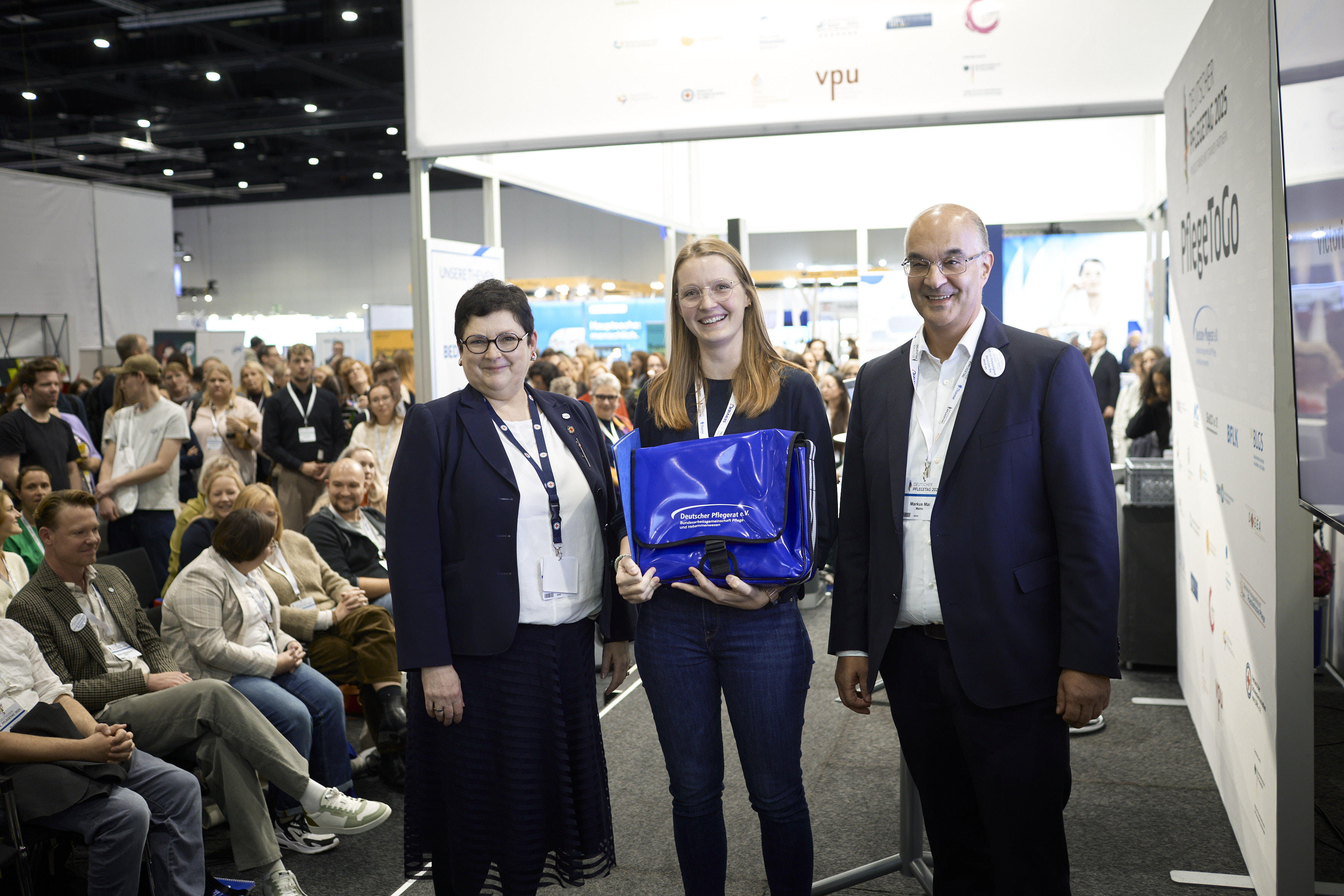 Gro-er-Erfolg-beim-Deutschen-Pflegetag-Mitarbeiterinnen-des-Klinikums-Karlsruhe-belegen-ersten-Platz-bei-Posteraktion