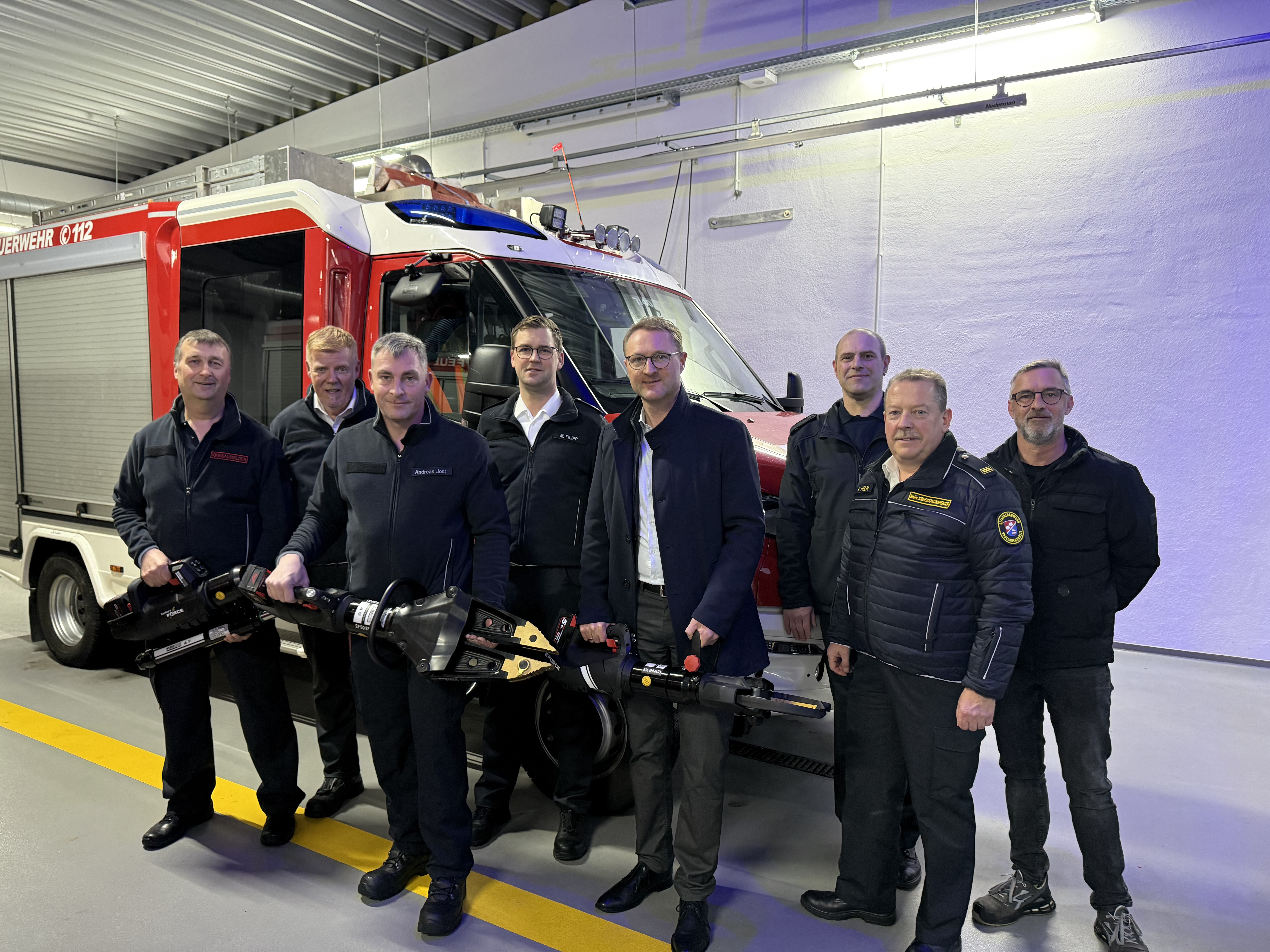 Neuer-Ausbildungs-R-stsatz-bergeben