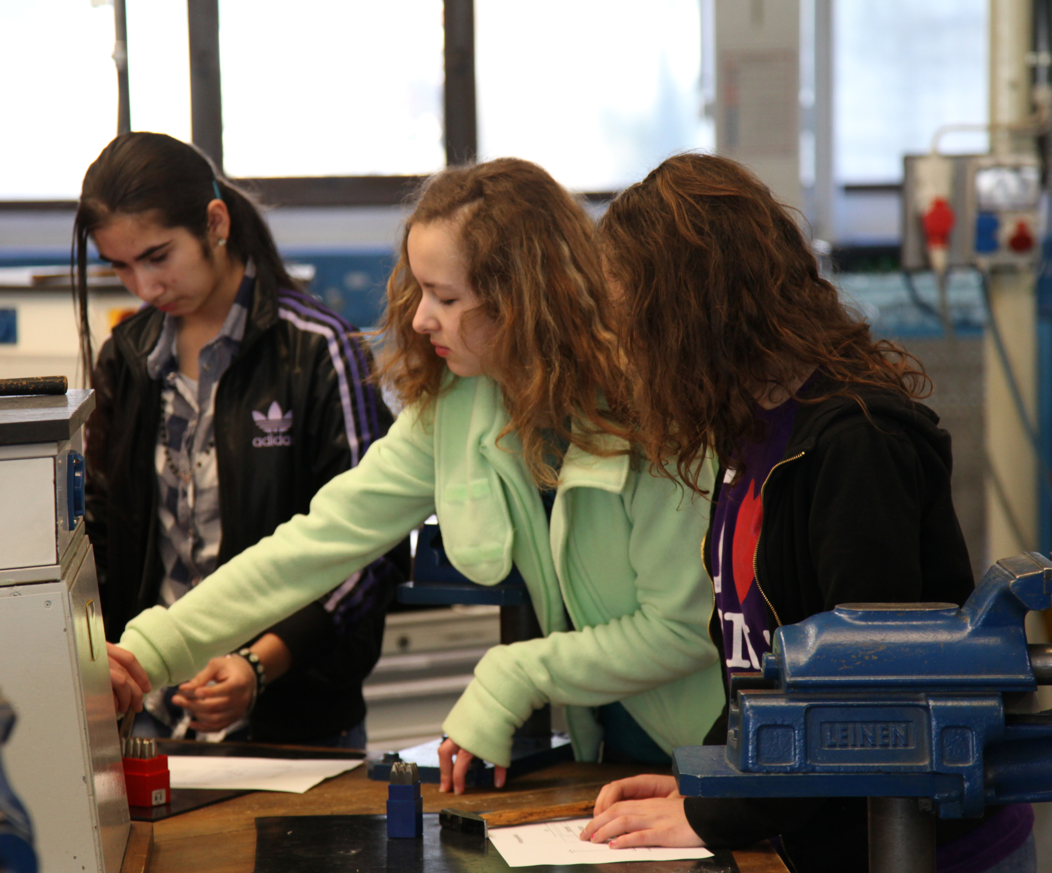 Girls Day Im Mercedes Benz Werk Kassel Daimler Ag Pressemitteilung Lifepr