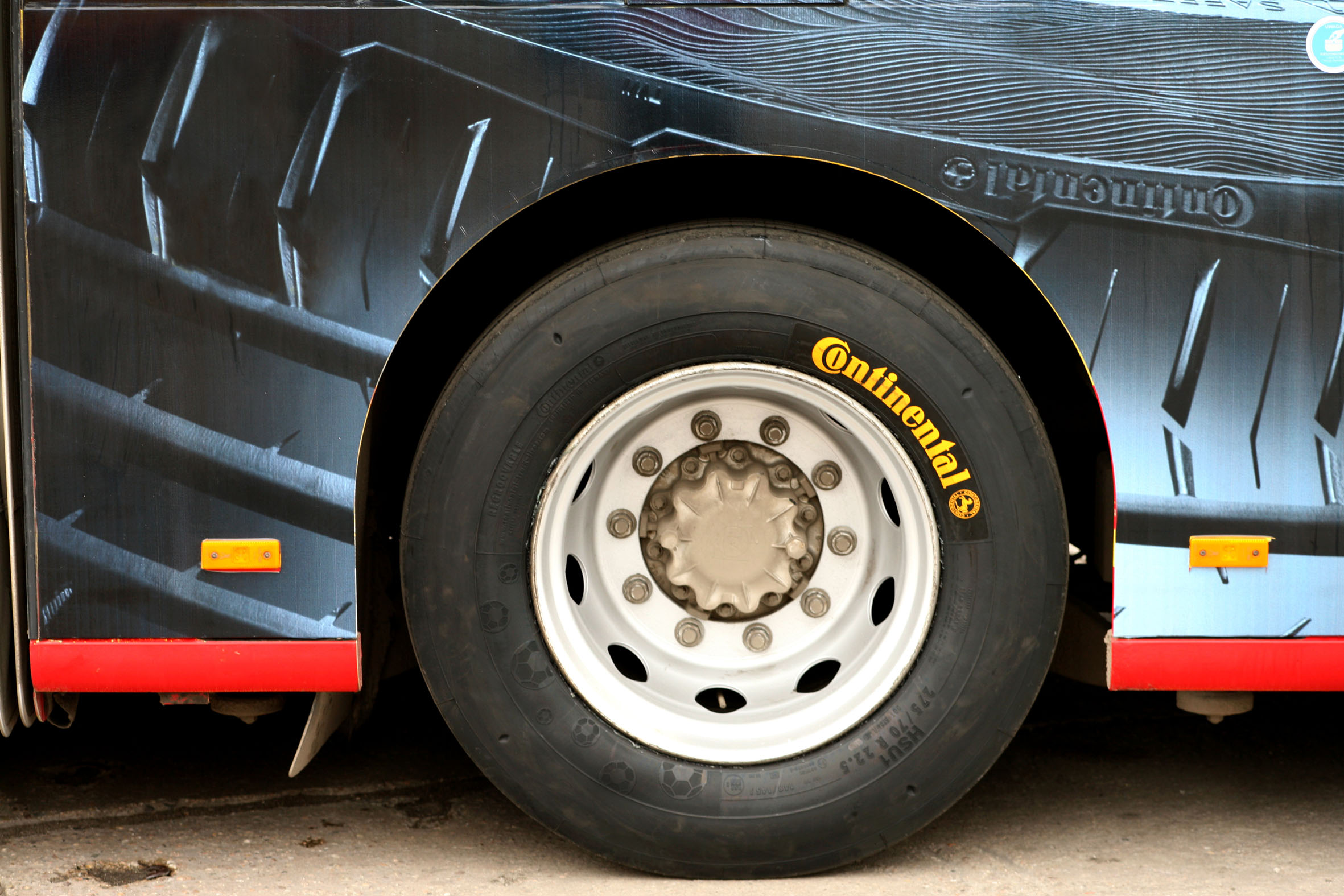 Колеса автобуса круг. Continental hsr2. Грузовые шины Континенталь. Колесо автобуса. Шины для автобусов.