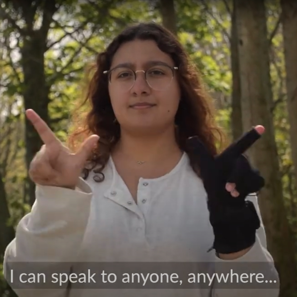 Internationaler-Tag-der-Menschen-mit-Behinderung-Geb-rdensprache-bersetzer-Handschuh-erleichtert-Kommunikation