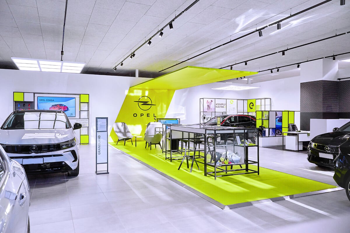 Klar, modern, elektrisierend OpelAutohäuser mit neuem CIKonzept
