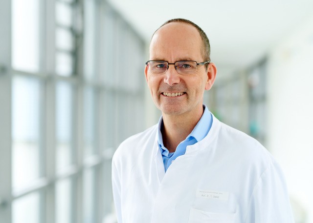 Brustenge-und-drohender-Herzinfarkt-Wann-Stent-Therapie-wann-Bypass-Op-