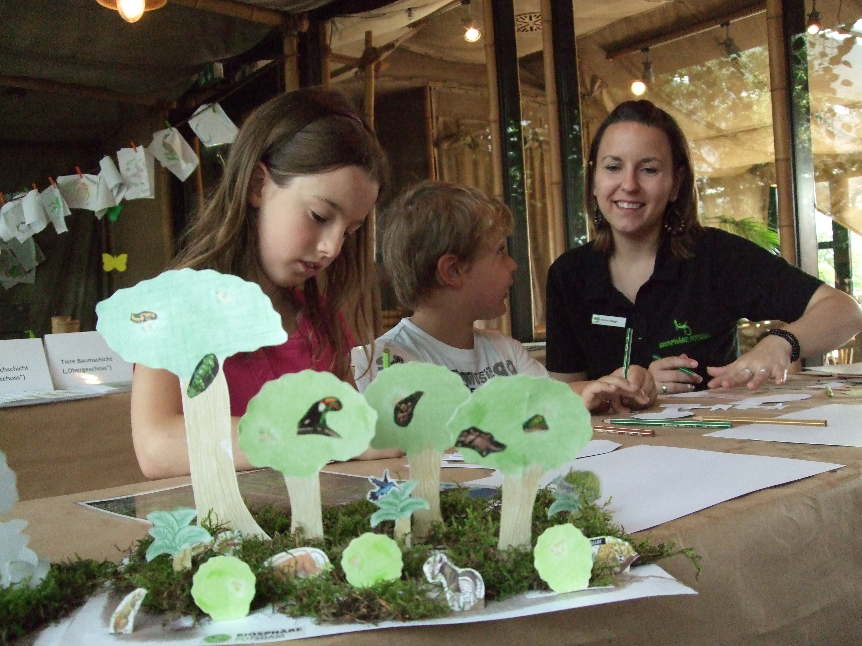 Fröhliches Basteln im Regenwald, Biosphäre Potsdam GmbH