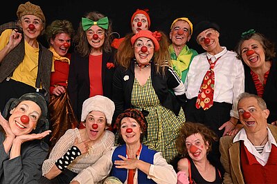 ABSCHLUSSARBEIT-CLOWN-SHOW-Jenseits-des-Tellerrands-der-Tamala-Clown-Akademie