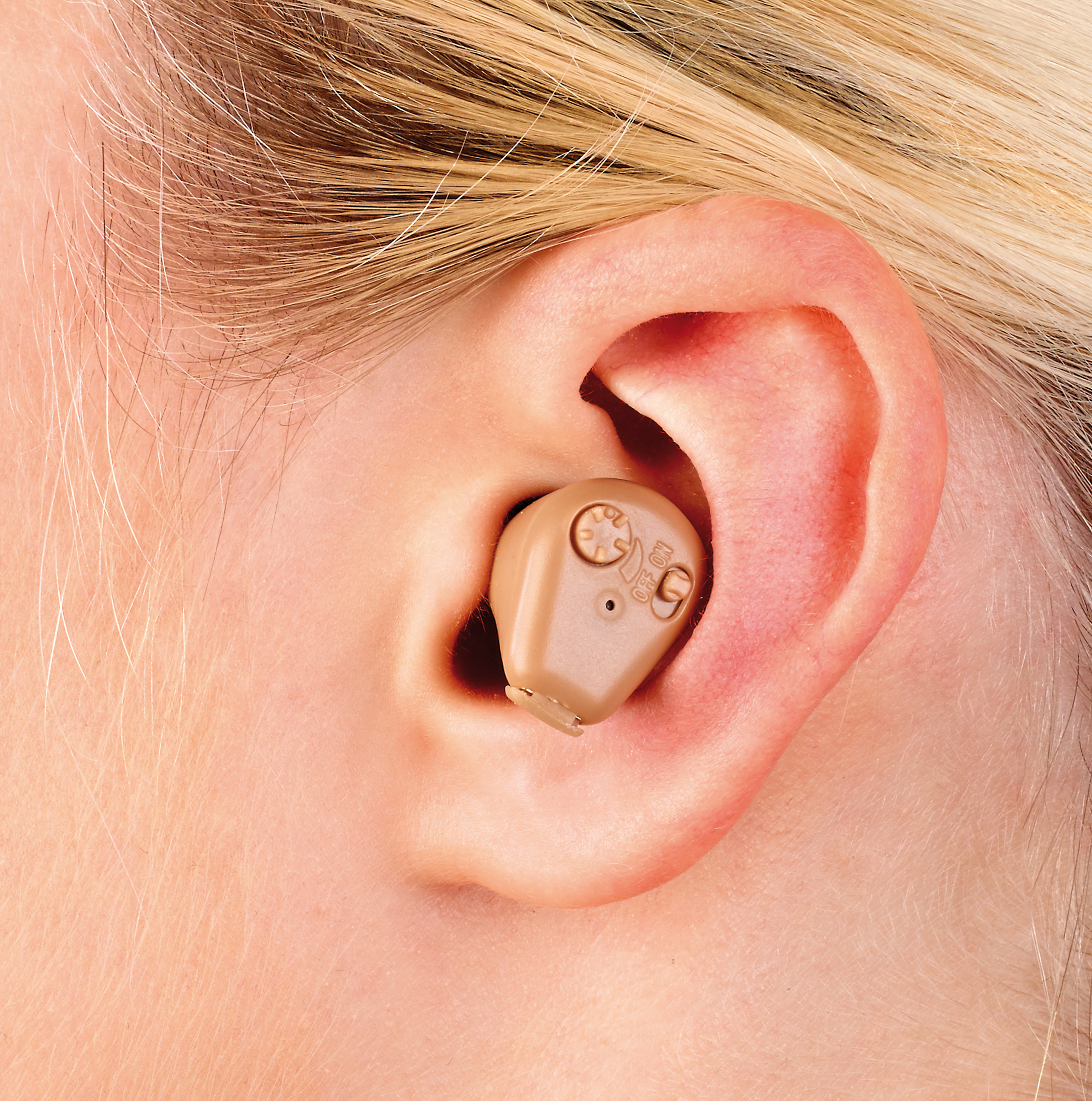 Ear hearing. Слуховой аппарат. Внутриканальный слуховой аппарат. Девочка со слуховым аппаратом. Стильные слуховые аппараты.