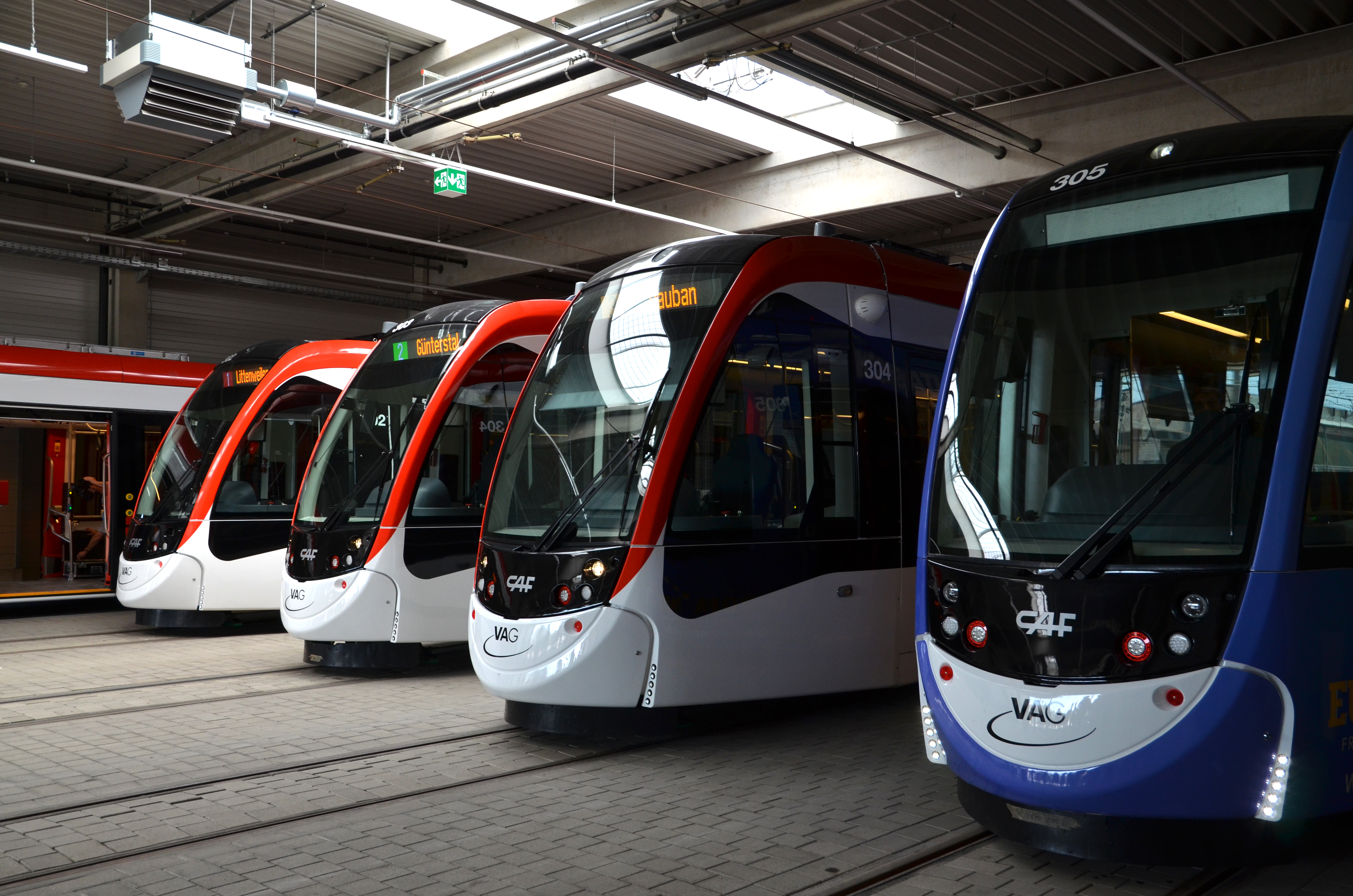 Использование общественного транспорта. Трамвай в Германии. Новый трамвай в Германии. Трамваи Германии 2022. Современные трамваи Германии вид сбоку.