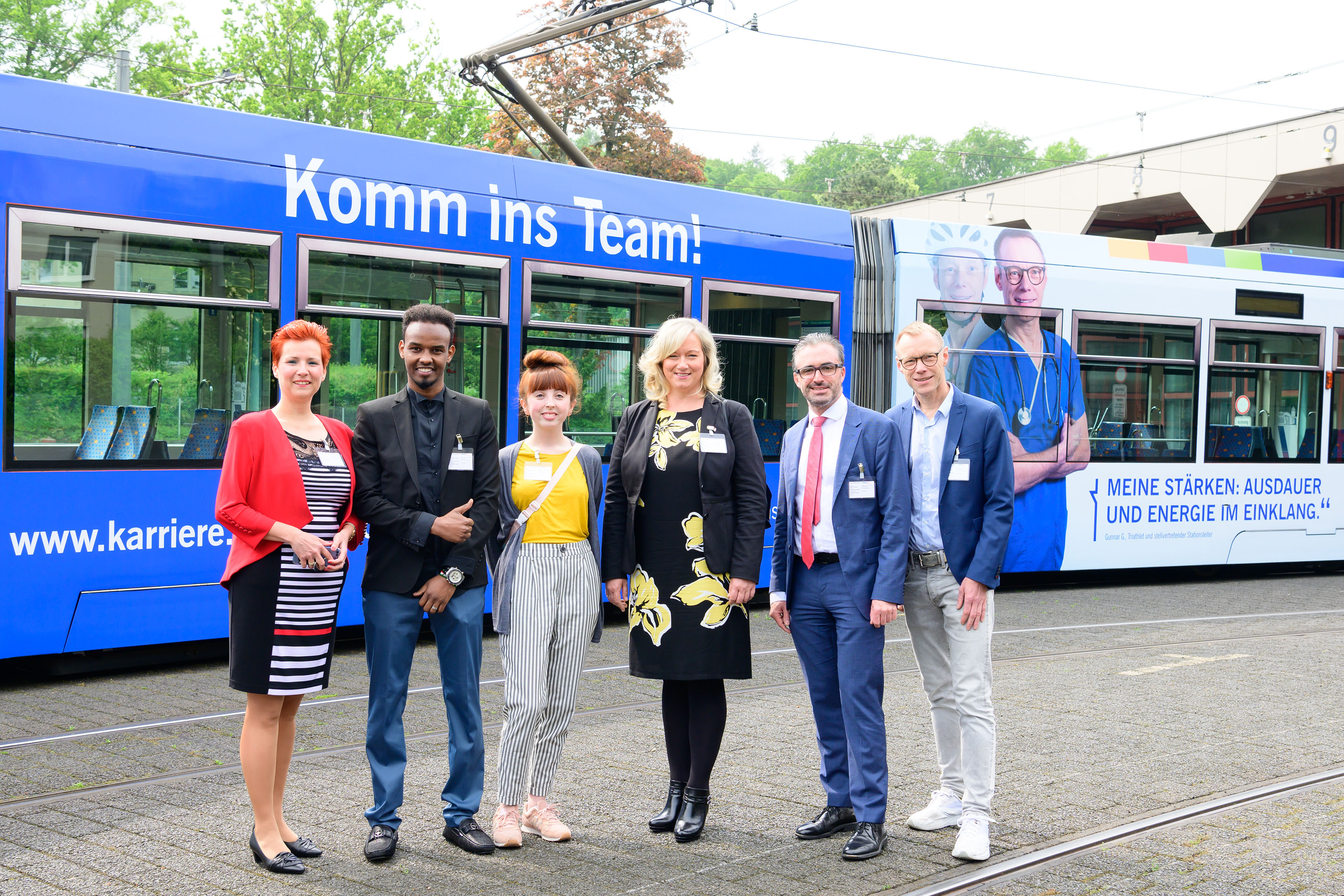 43+ schlau Fotos Wann Fährt Die Straßenbahn : Straßenbahn fährt mitten