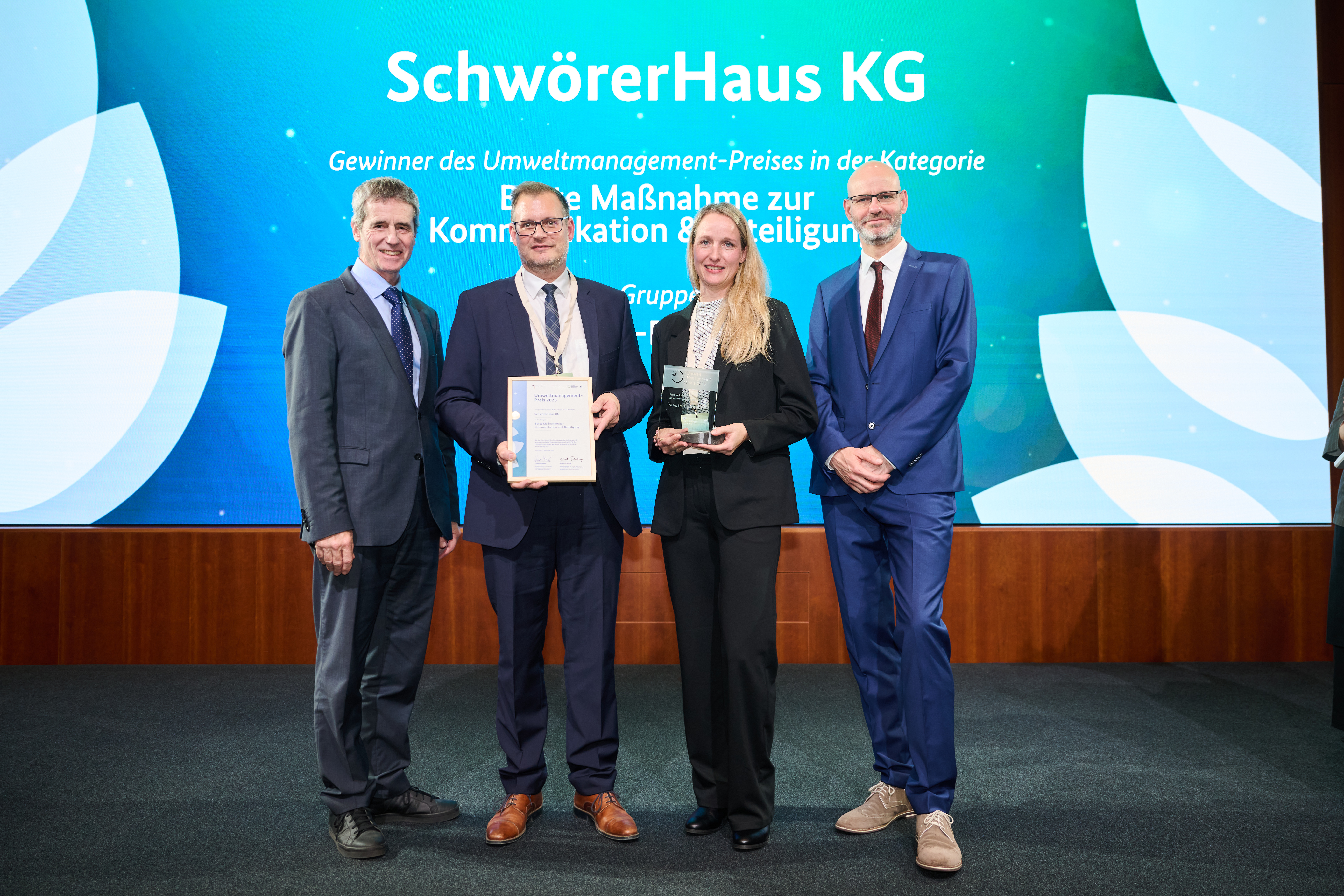 Umweltmanagement-Preis-2025-Schw-rerHaus-in-der-Kategorie-Beste-Ma-nahme-zur-Kommunikation-Beteiligung-ausgezeichnet