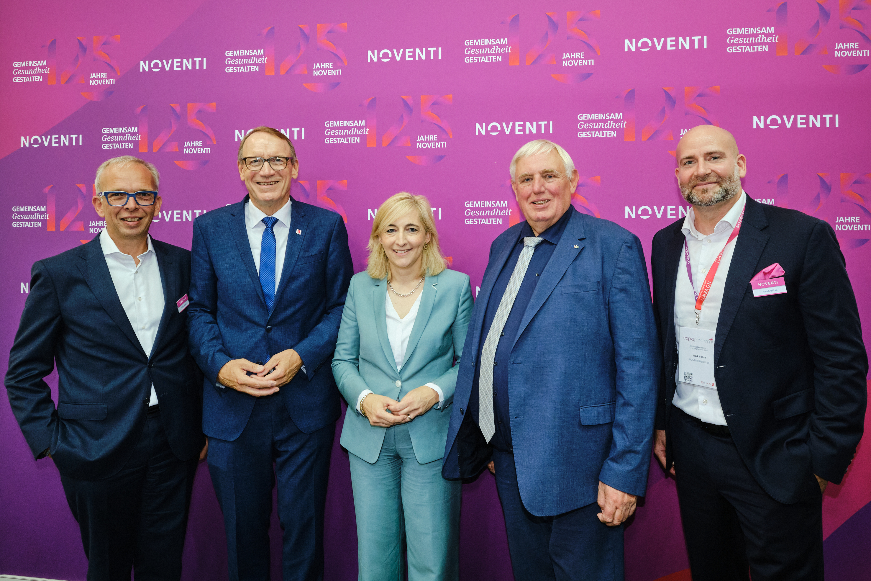 Nina Warken lässt sich auf der expopharm PROKAS und die ...