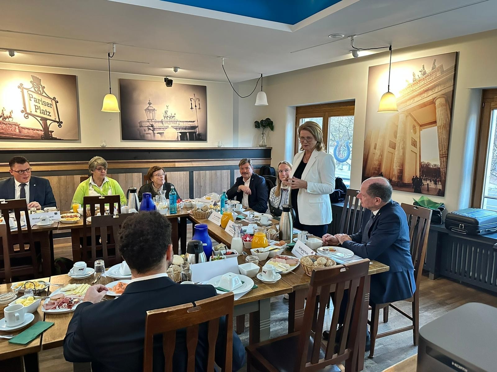 Parlamentarisches-Fr-hst-ck-des-Eigenheimerverbandes-Deutschland-Austausch-zu-Wohnraumpolitik-Baukultur-und-Zukunft-des-Einfamilienhausbestands