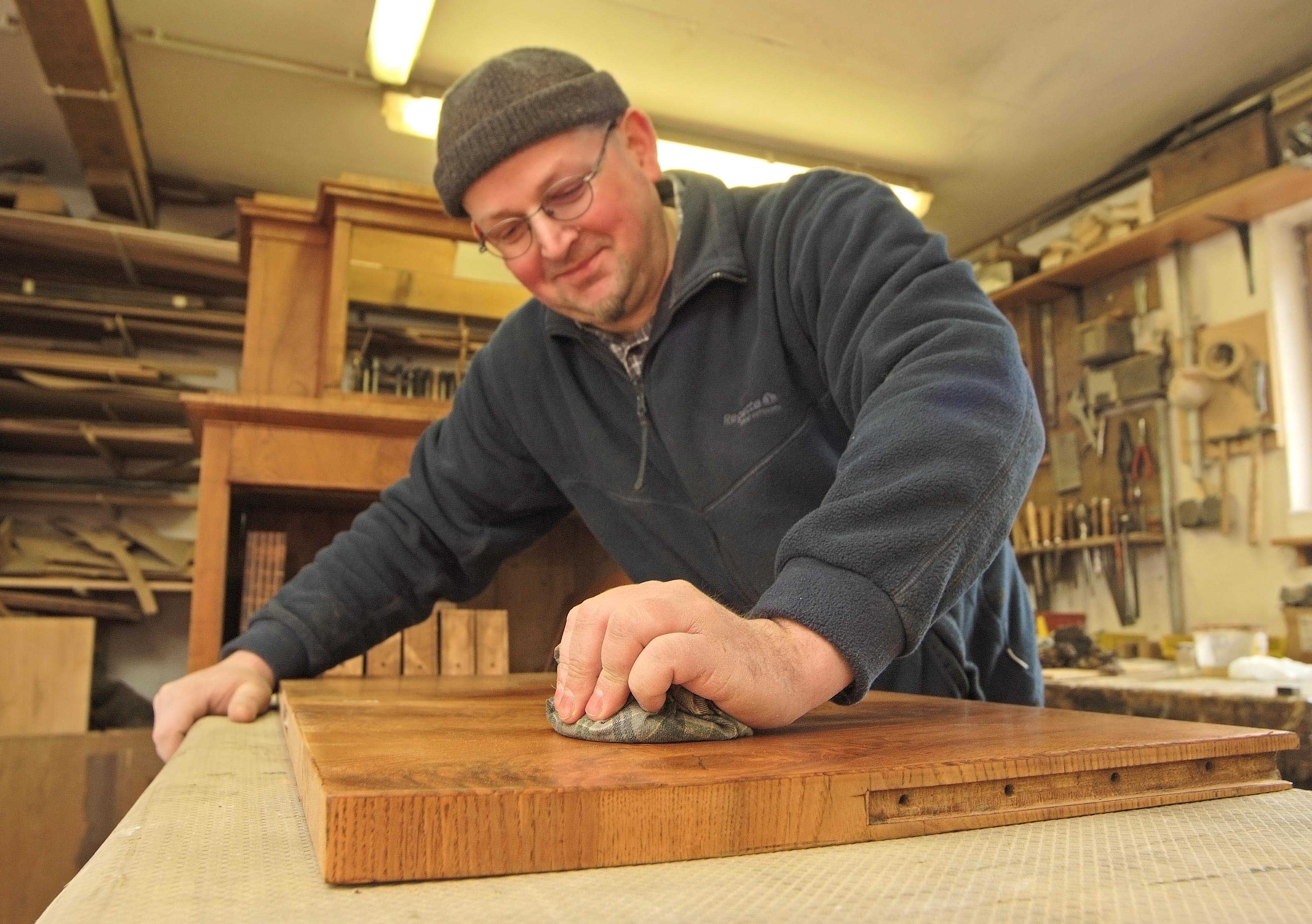 Wertbeständiges und Erhaltenswertes auf der ANTIKES Handwerk hat goldenen Boden,