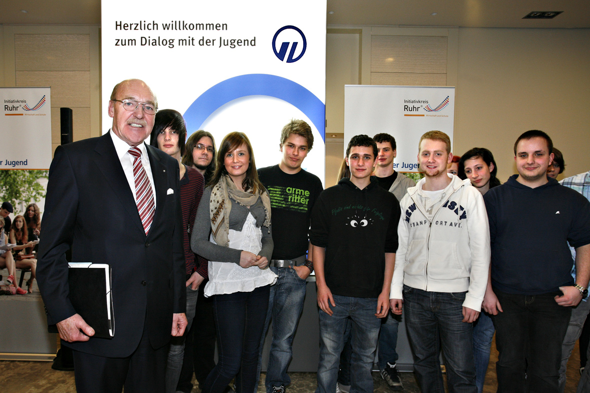 Dialog mit der Jugend bei der Signal Iduna, SIGNAL IDUNA Gruppe, Story