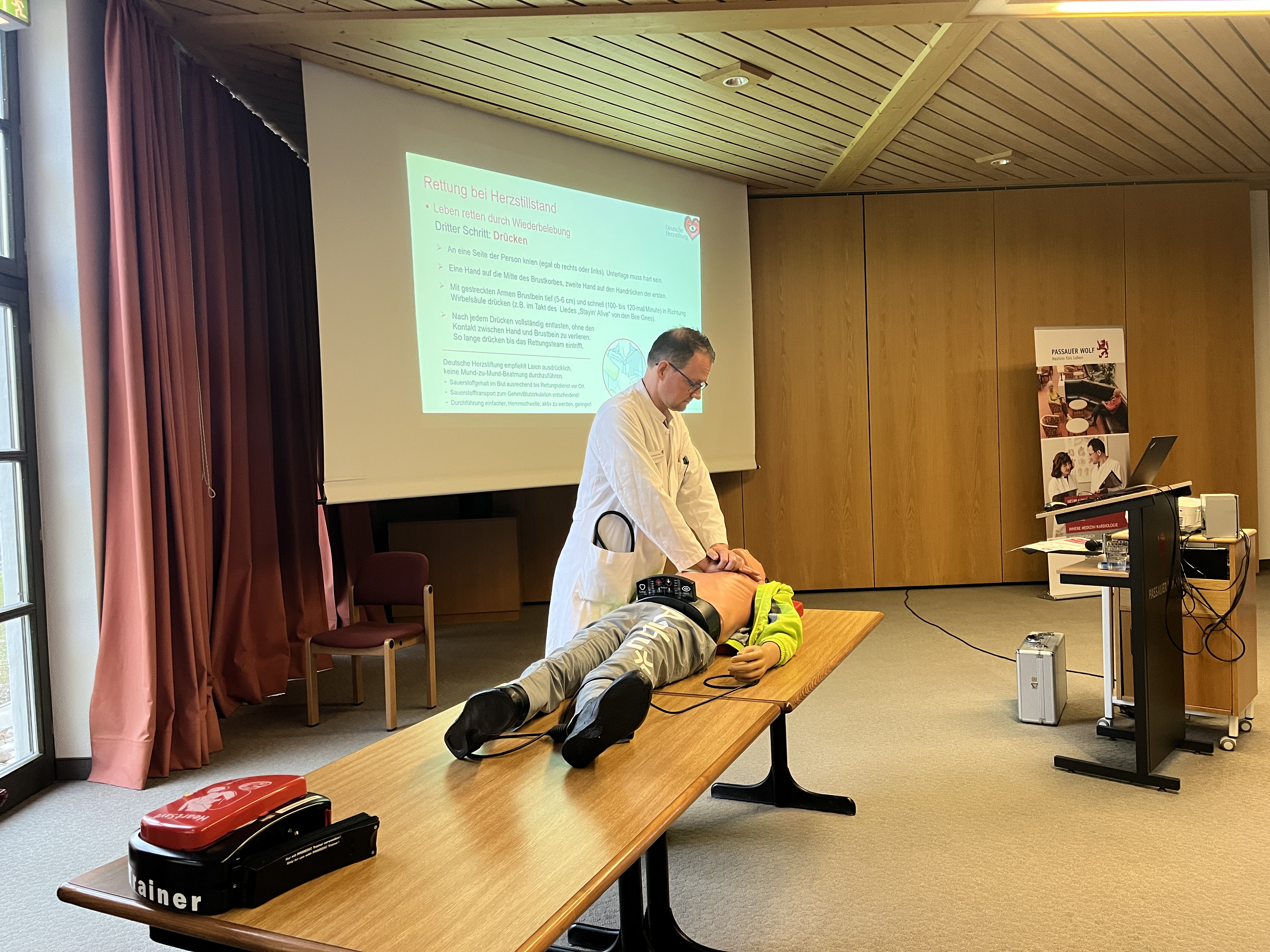 Passauer-Wolf-Bad-Griesbach-bietet-Erste-Hilfe-Kurs-f-r-Patienten-im-Rahmen-der-Herzwochen-an