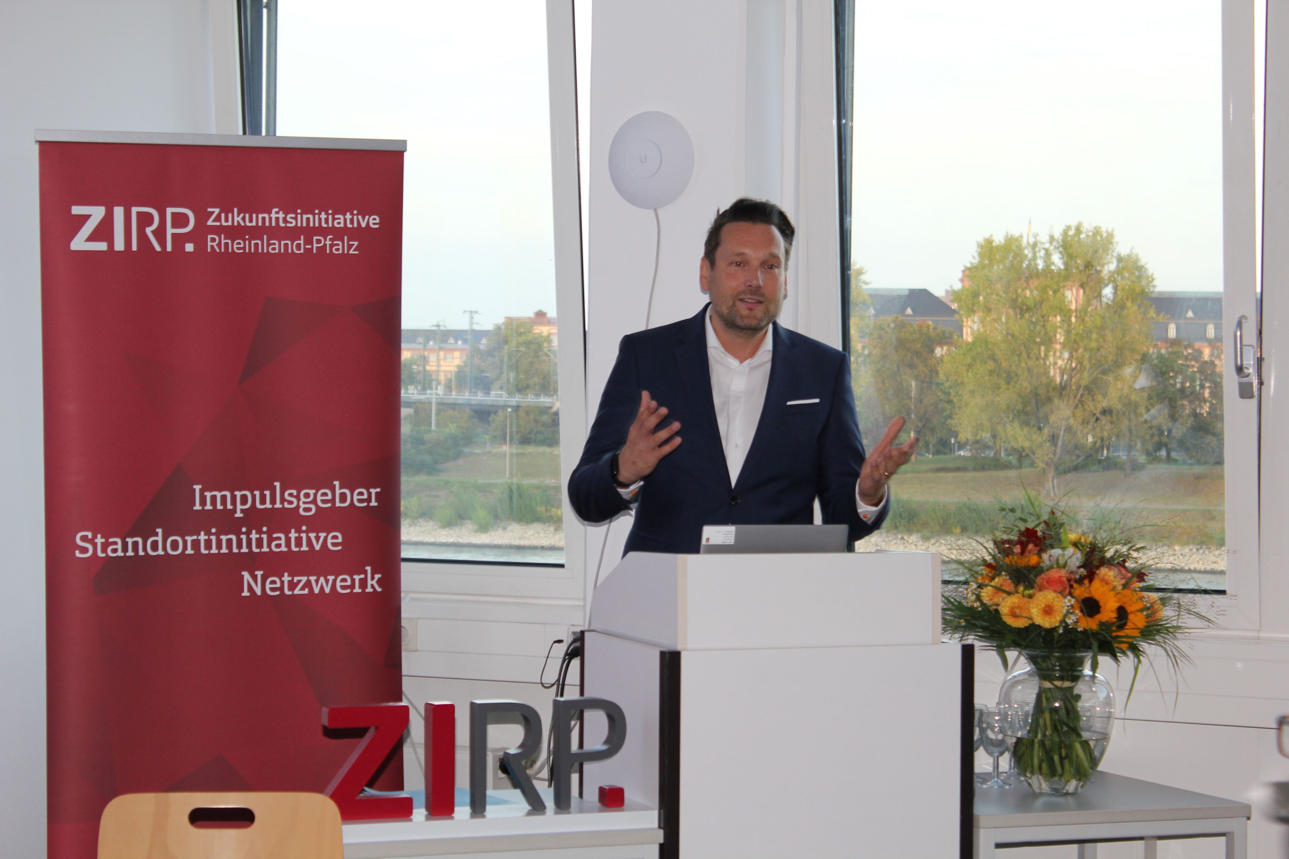 「世界中からの優秀な頭脳 – 国際研究ネットワーク」をテーマにした ZIRP がルートヴィッヒスハーフェン経済社会大学 OAI を訪問、プレスリリース