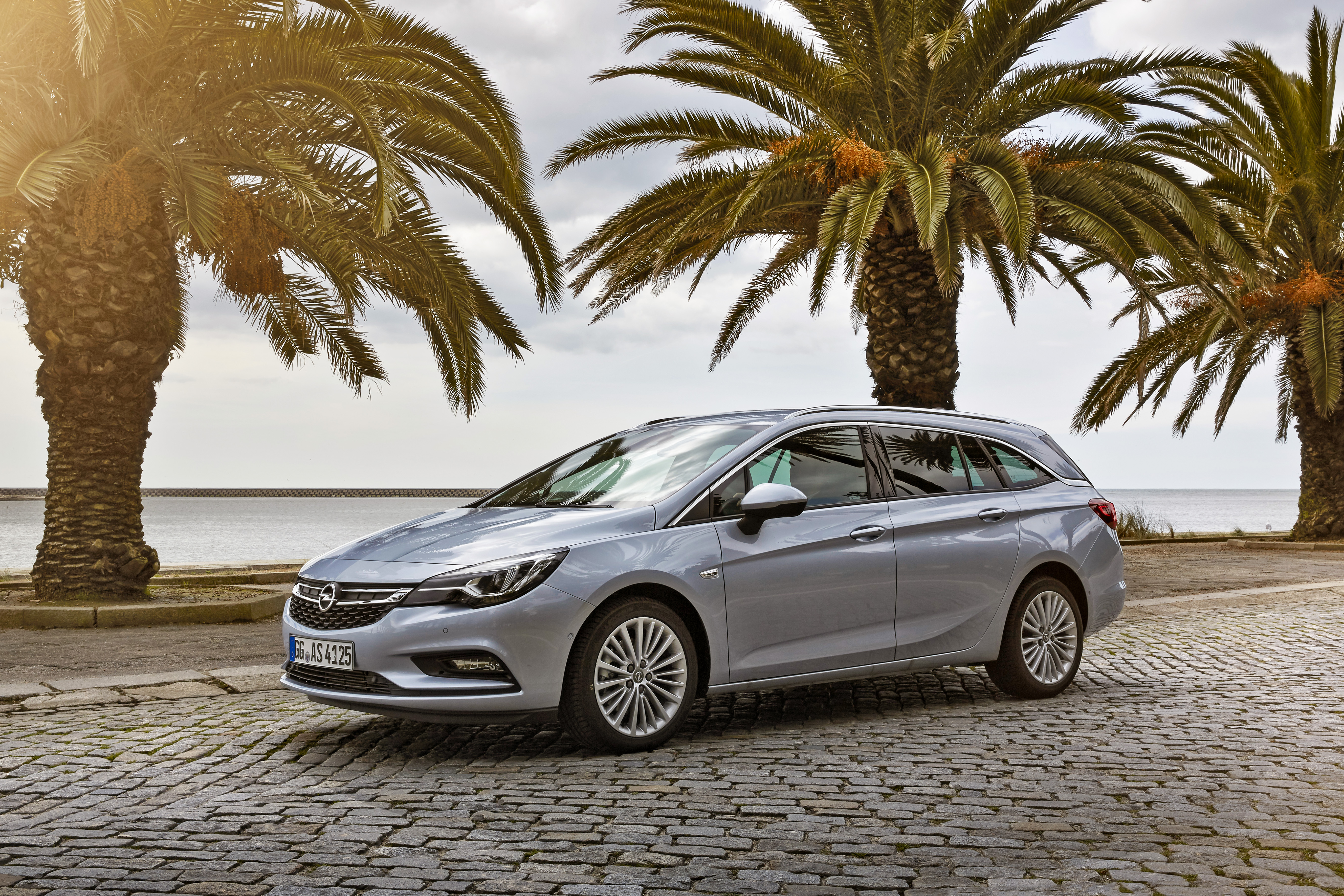 Hassle Free Travel With Opel Astra And Clever Accessories Opel Automobile Gmbh Pressemitteilung Lifepr