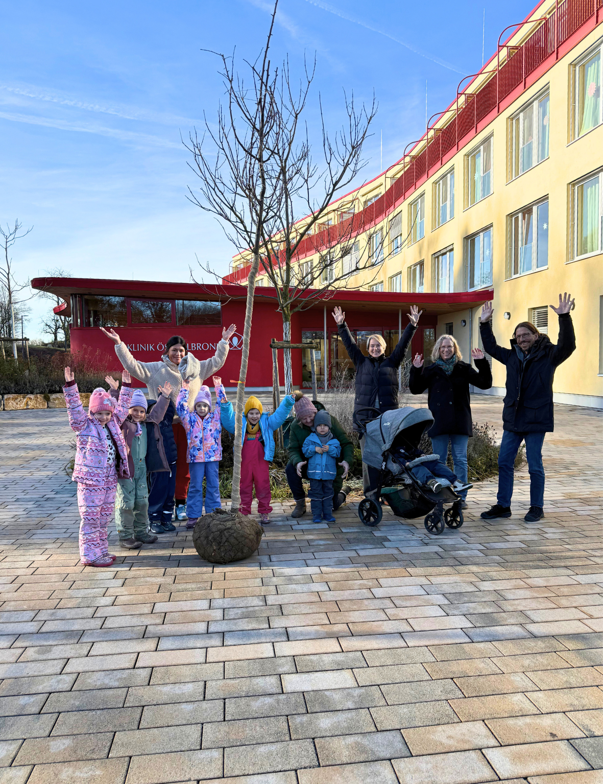 Apfelbaum-zum-Jubil-um-Waldorfkindergarten-schelbronn-besucht-die-Klinik-schelbronn