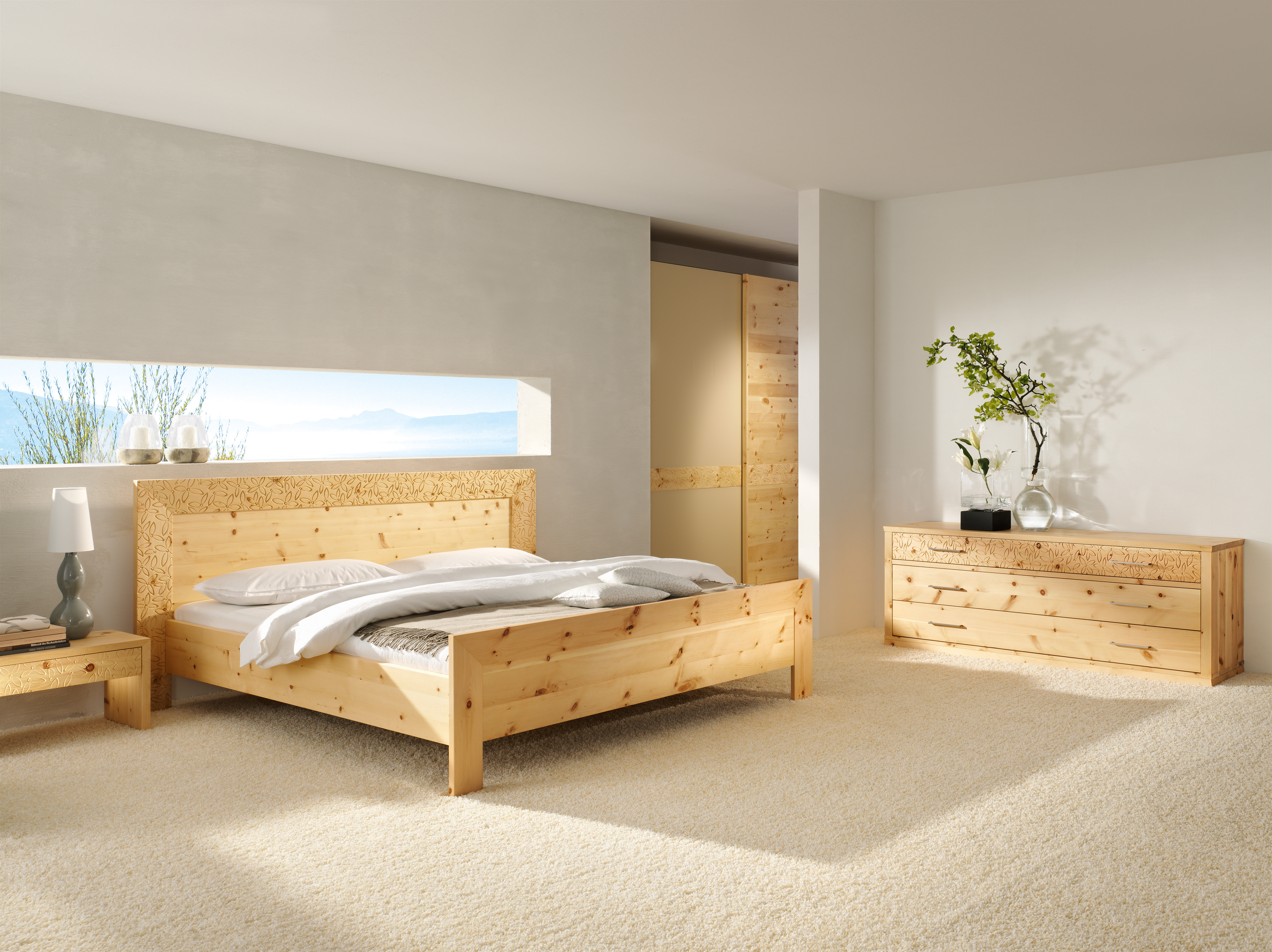 спальня с деревянной мебелью в современном стиле