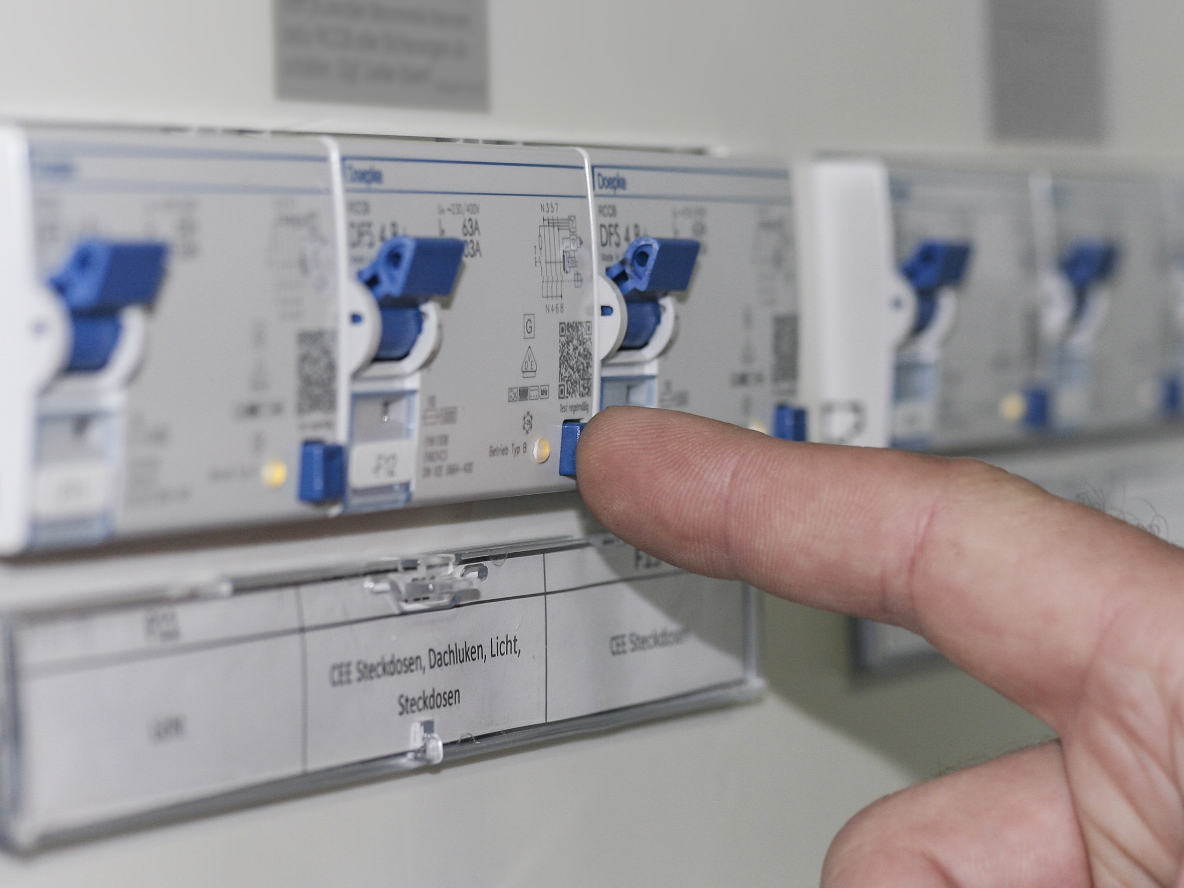 Die wichtigsten Schutzschalter für ein sicheres Zuhause, Initiative ELEKTRO , Pressemitteilung ...