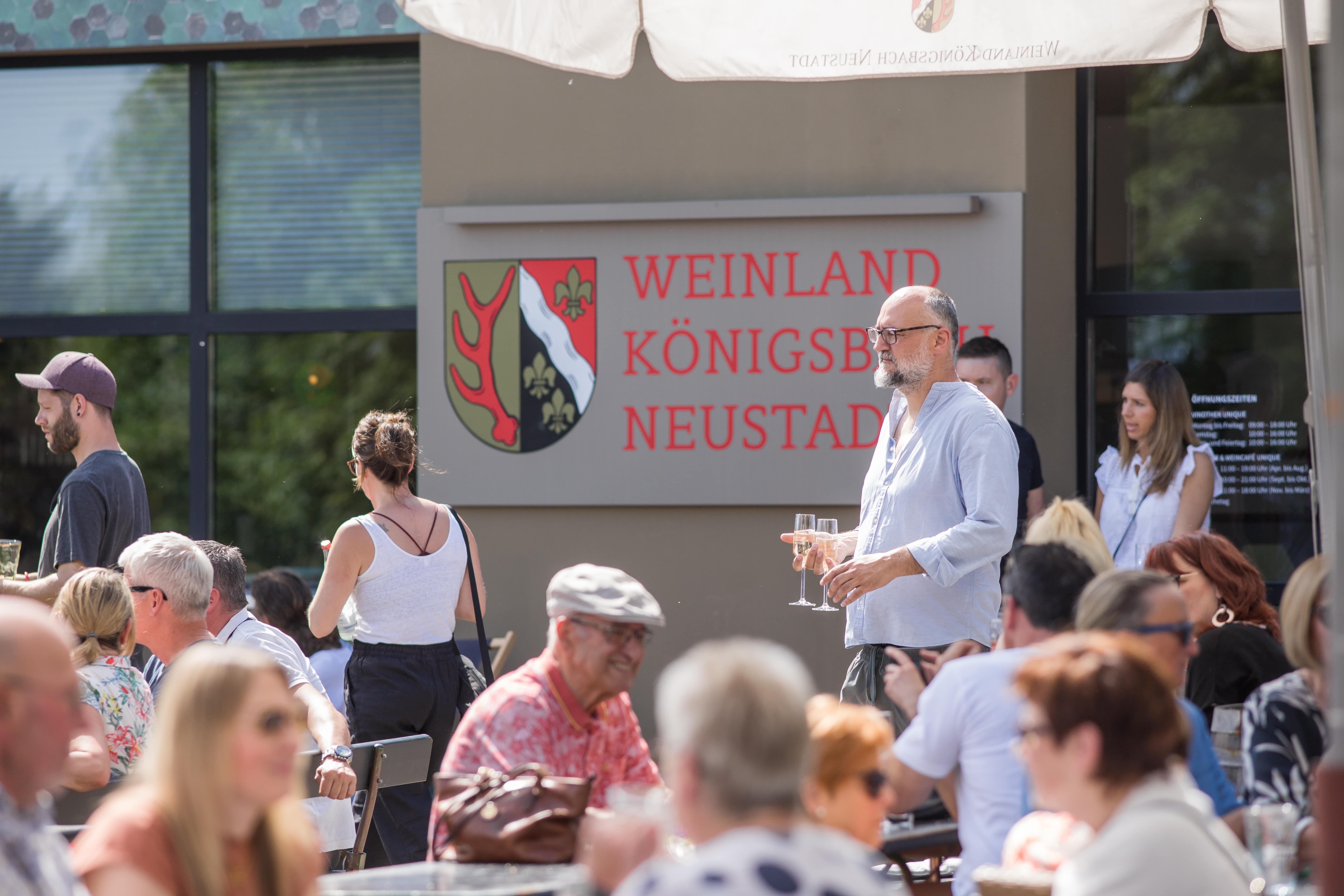 Federwei-er-Ausschank-bei-Weinland-K-nigsbach