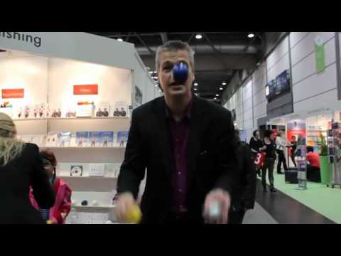 Stephan Ehlers jongliert für Buchmessies auf der Leipziger Buchmesse