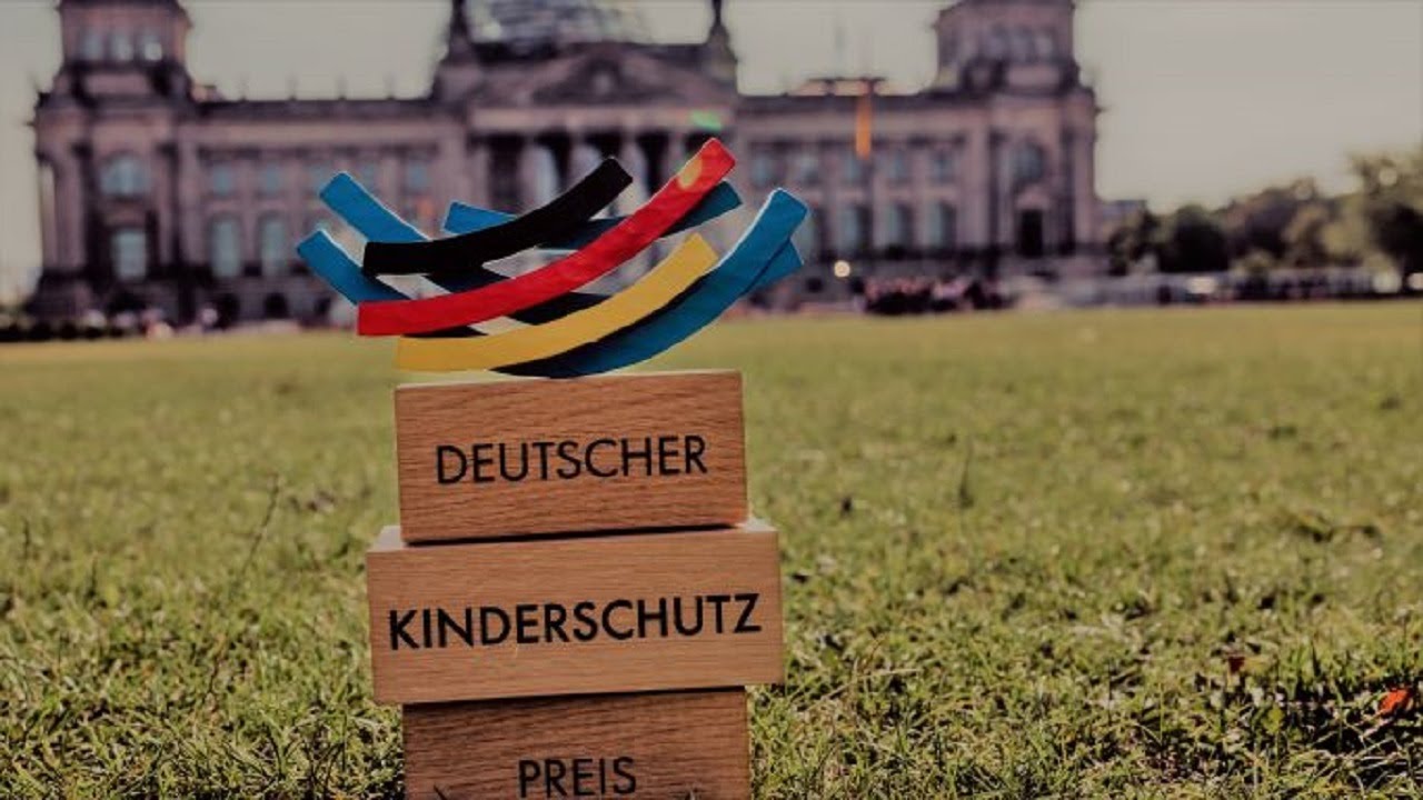 Deutscher Kinderschutzpreis - Der Nestbau vor dem Deutschen Bundestag