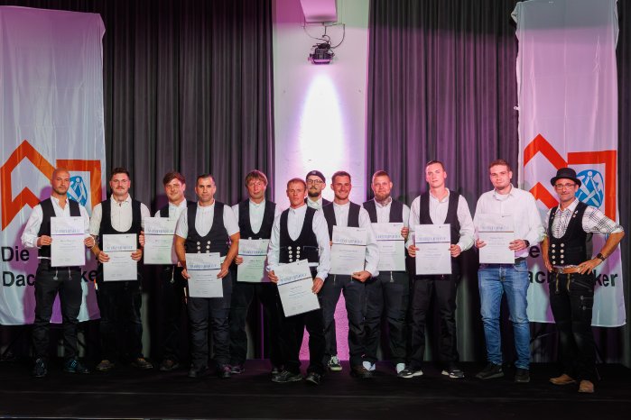 Vorstand Patrick Heinrich (r) mit den Jungmeistern.jpg