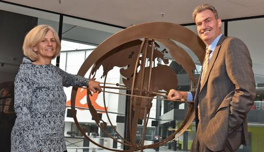 Die Metropolregion Nürnberg setzt auf Internationalisierung. Musterbeispiel für den internationalen Siegeszug der Metropolregion ist die NürnbergMesse, wo ein Kunstwerk in Form eines Globus die weltweiten Aktivitäten symbolisiert. Das Bild zeigt die Geschäftsführerin der Metropolregion Dr. Christa Standecker und Messe-CEO Peter Ottmann. Foto: obx-news