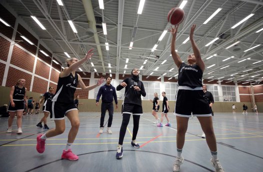 20251112 Mainova-Trikotübergabe FTG_Frankfurt.JPG