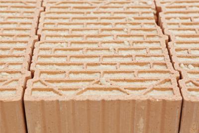 Massive Mauerziegel sind ein besonders tragfähiger Baustoff, sodass in Ziegelhäusern das Mauerwerk oft statisch nicht ausgelastet ist. Dies ermöglicht eine flexible und offene Grundrissgestaltung / Bild: Unipor, München