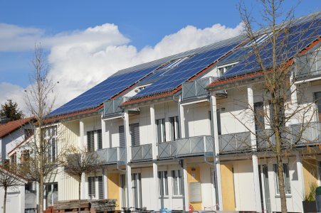 Solaranlagen sind angewandter Klimaschutz. Aber auch für die Module der Anlage gelten in vielen Fällen die Vorschriften zur darunter liegenden Wärmedämmung und zur Windsogsicherung.
