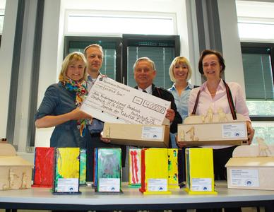Sie alle freuen sich über die 4.000-Euro-Spende
für schwerkranke Kinder (von links): AKO-Koordinatorin Tanja Wille,
AKO-Botschafter Uwe Brunn, IuI-Dekan Prof. Peter Seifert sowie die
Hauptorganisatorinnen der Jubiläumsfeier Svenja Knüppe und Ursula Butzke
bei der Scheckübergabe